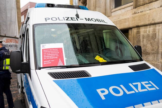 Ein Polizeiwagen auf dem Marktgelände. Die Polzei zeigt eine spürbare Präsenz um auf dem Weihnachtsmarkt für Sicherheit zu sorgen. Eröffnungstag des Weihnachtsmarktes 2021 auf dem Münsterplatz in Bonn. Aufgrund den stark angestiegenen Infektionen am Corona Virus darf der Markt nur von Menschen besucht werden, die die 2G Regel (geimpft oder genesen) erfüllen. 17.10.2021 Bonn Innenstadt NRW Deutschland