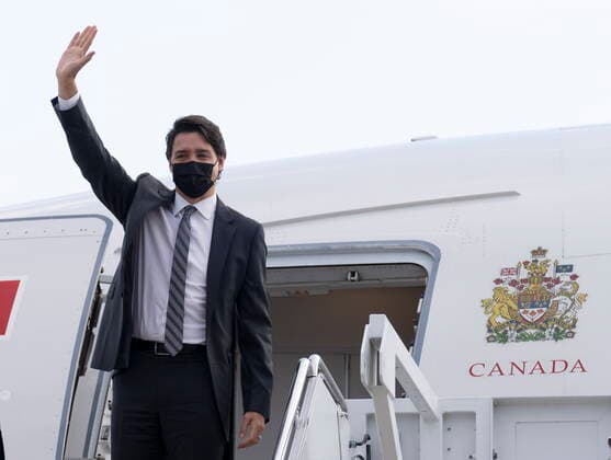 November 17, 2021, Washington, United States: Canadian Prime Minister Justin Trudeau waves as he arrives at Andrews Air Force base, Wednesday, November 17, 2021 in Washington, D.C. Trudeau is in Washington for two days of meetings with U.S. officials and tomorrow s Three Amigos summit. Washington United States  - ZUMAc35_ 20211117_zaf_c35_006 Copyright: xAdrianxWyldx