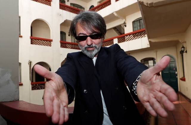 The leader of the Argentine alternative rock band Babasonicos, Adrian Dargelos, poses during an interview with Efe, on November 16, 2021, in Mexico City, Mexico issued 17 November 2021. After two years of media silence, the Argentine Babasonicos return to the stage with a tour to honor and maintain the subversive spirit of the band in the face of the auditory garbage that abounds in the music industry, Adrian Dargelos says in an interview with Efe this Wednesday , group leader. Babasonicos: We try not to add more garbage or noise pollution !ACHTUNG: NUR REDAKTIONELLE NUTZUNG!  Copyright: xMarioxGuzmánx MEX7094 20211117-f3160ef5d942cc13d37b82855ab4e631aff74b68