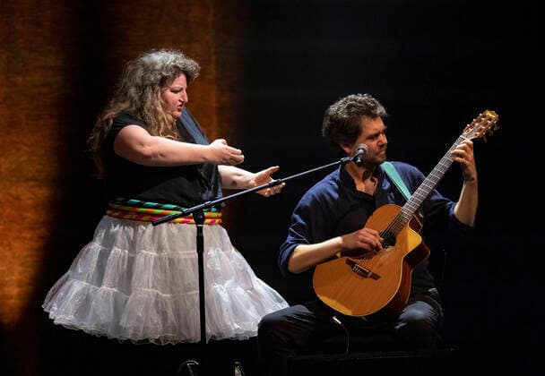 16.11.2021, Deutschland, Sachsen, Dresden, Staatsschauspiel Dresden, Konzert von Anna Mateur, Anna Maria Scholz, Anna Maria Vogt und the Beuys, bestehend aus Kim Efert und Samuel Halscheidt mit dem Titel Kaoshüter auf dem Foto links Anna Mateur, rechts Samuel Halscheidt an der Gitarre