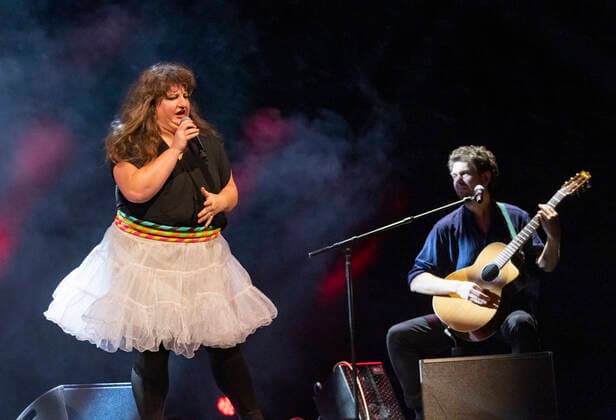 16.11.2021, Deutschland, Sachsen, Dresden, Staatsschauspiel Dresden, Konzert von Anna Mateur, Anna Maria Scholz, Anna Maria Vogt und the Beuys, bestehend aus Kim Efert und Samuel Halscheidt mit dem Titel Kaoshüter auf dem Foto links Anna Mateur, rechts Samuel Halscheidt an der Gitarre