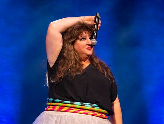 16.11.2021, Deutschland, Sachsen, Dresden, Staatsschauspiel Dresden, Konzert von Anna Mateur, Anna Maria Scholz, Anna Maria Vogt und the Beuys, bestehend aus Kim Efert und Samuel Halscheidt mit dem Titel Kaoshüter , auf dem Foto Anna Mateur