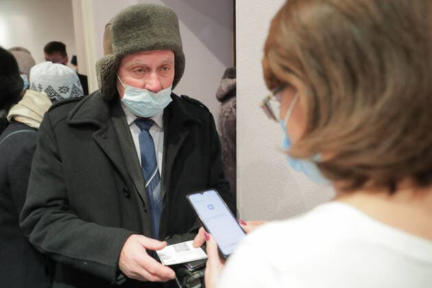 Coronavirus in Russland, Kontrolle des Impfstatuses bei Theaterbesuchern in Kemerewo KEMEROVO, RUSSIA - NOVEMBER 17, 2021: A man has his QR code checked at an entrance to Shtokolov Kemerovo State Philharmonic ahead of a concert by the Mariinsky Theatre Symphony Orchestra. People have to present QR codes, vaccination certificates, negative PCR tests or certificates of medical exemption from COVID-19 vaccines while visiting cafes, beauty salons, culture and sports facilities in Russia s Kemerovo Region due to the rise of COVID-19 cases. Danil Aikin TASS  TS1183DF