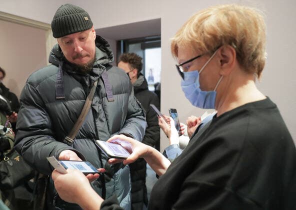 Coronavirus in Russland, Kontrolle des Impfstatuses bei Theaterbesuchern in Kemerewo KEMEROVO, RUSSIA - NOVEMBER 17, 2021: A man has his QR code checked at an entrance to Shtokolov Kemerovo State Philharmonic ahead of a concert by the Mariinsky Theatre Symphony Orchestra. People have to present QR codes, vaccination certificates, negative PCR tests or certificates of medical exemption from COVID-19 vaccines while visiting cafes, beauty salons, culture and sports facilities in Russia s Kemerovo Region due to the rise of COVID-19 cases. Danil Aikin TASS  TS1183E1