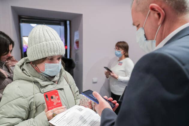 Coronavirus in Russland, Kontrolle des Impfstatuses bei Theaterbesuchern in Kemerewo KEMEROVO, RUSSIA - NOVEMBER 17, 2021: A woman has her QR code checked at an entrance to Shtokolov Kemerovo State Philharmonic ahead of a concert by the Mariinsky Theatre Symphony Orchestra. People have to present QR codes, vaccination certificates, negative PCR tests or certificates of medical exemption from COVID-19 vaccines while visiting cafes, beauty salons, culture and sports facilities in Russia s Kemerovo Region due to the rise of COVID-19 cases. Danil Aikin TASS  TS1183E4