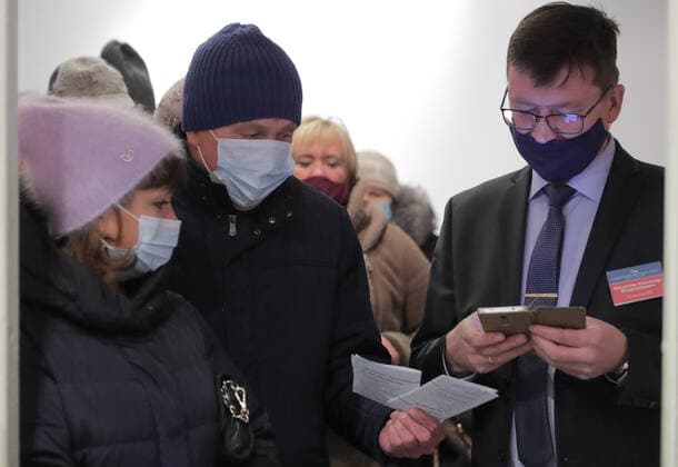 Coronavirus in Russland, Kontrolle des Impfstatuses bei Theaterbesuchern in Kemerewo KEMEROVO, RUSSIA - NOVEMBER 17, 2021: People have their QR codes checked at an entrance to Shtokolov Kemerovo State Philharmonic ahead of a concert by the Mariinsky Theatre Symphony Orchestra. People have to present QR codes, vaccination certificates, negative PCR tests or certificates of medical exemption from COVID-19 vaccines while visiting cafes, beauty salons, culture and sports facilities in Russia s Kemerovo Region due to the rise of COVID-19 cases. Danil Aikin TASS  TS1183E6