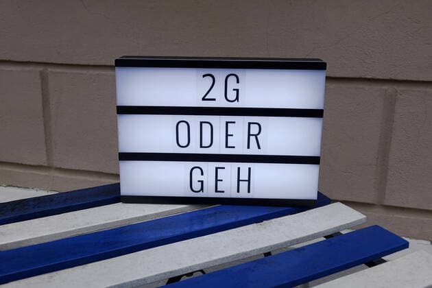 Gaststätte und 2G-Regel Gaststätte und 2G-Regel, 17.11.2021, Beelitz, Brandenburg, Auf einem Tisch steht ein Leuchtkasten mit den Schriftzügen 2G oder geh.