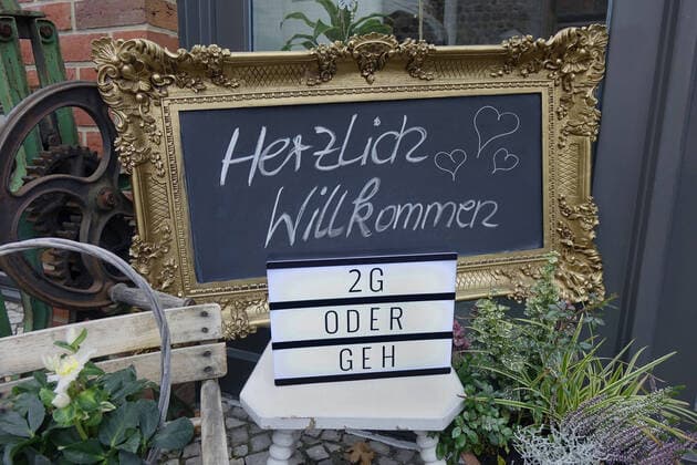 Gaststätte und 2G-Regel Gaststätte und 2G-Regel, 17.11.2021, Beelitz, Brandenburg, Auf einem Tisch steht ein Leuchtkasten mit den Schriftzügen 2G oder geh.