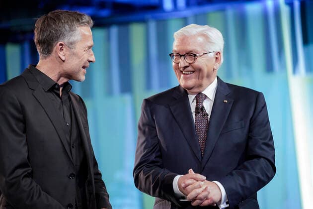 Verleihung des Deutschen Zukunftspreis 2021, Preis des Bundespraesidenten fuer Technik und Innovation Aktuell, 17.11.2021, Berlin, Frank-Walter Steinmeier gemeinsam mit dem Moderator Dirk Steffens bei der Siegerehrung beim Deutschen Zukunftspreis 2021 bei der Verleihung durch den Bundespraesidenten Berlin Berlin Deutschland