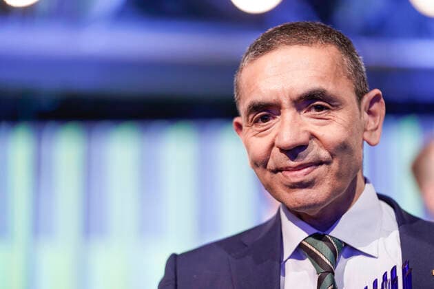 Verleihung des Deutschen Zukunftspreis 2021, Preis des Bundespraesidenten fuer Technik und Innovation Aktuell, 17.11.2021, Berlin, Ugur Sahin im Portrait, der Preistraeger und Gewinner des Deutschen Zukunftspreis 2021 gemeinsam mit seinem Unternehmen BioNtech bei der Verleihung durch den Bundespraesidenten Berlin Berlin Deutschland