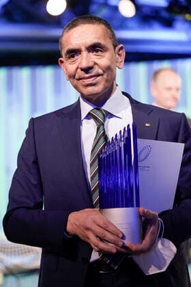 Verleihung des Deutschen Zukunftspreis 2021, Preis des Bundespraesidenten fuer Technik und Innovation Aktuell, 17.11.2021, Berlin, Ugur Sahin im Portrait, der Preistraeger und Gewinner des Deutschen Zukunftspreis 2021 gemeinsam mit seinem Unternehmen BioNtech bei der Verleihung durch den Bundespraesidenten Berlin Berlin Deutschland