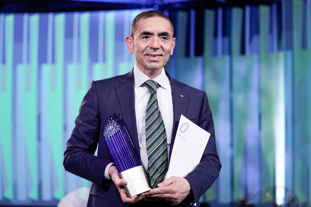 Verleihung des Deutschen Zukunftspreis 2021, Preis des Bundespraesidenten fuer Technik und Innovation Aktuell, 17.11.2021, Berlin, Ugur Sahin im Portrait, der Preistraeger und Gewinner des Deutschen Zukunftspreis 2021 und dem Preis und Urkunde in der Hand gemeinsam mit seinem Unternehmen BioNtech bei der Verleihung durch den Bundespraesidenten Berlin Berlin Deutschland