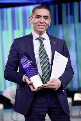 Verleihung des Deutschen Zukunftspreis 2021, Preis des Bundespraesidenten fuer Technik und Innovation Aktuell, 17.11.2021, Berlin, Ugur Sahin im Portrait, der Preistraeger und Gewinner des Deutschen Zukunftspreis 2021 und dem Preis und Urkunde in der Hand gemeinsam mit seinem Unternehmen BioNtech bei der Verleihung durch den Bundespraesidenten Berlin Berlin Deutschland