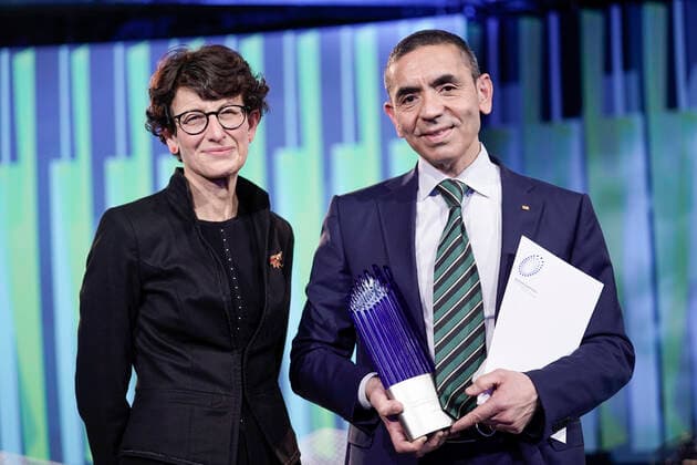 Verleihung des Deutschen Zukunftspreis 2021, Preis des Bundespraesidenten fuer Technik und Innovation Aktuell, 17.11.2021, Berlin, Ugur Sahin und Oezlem Tuereci die Gewinner des Deutschen Zukunftspreis 2021 und den Preis und Urkunde in der Hand bei der Verleihung durch den Bundespraesidenten Berlin Berlin Deutschland