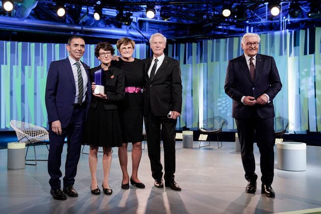 Verleihung des Deutschen Zukunftspreis 2021, Preis des Bundespraesidenten fuer Technik und Innovation Aktuell, 17.11.2021, Berlin, Die Gewinner und Preistraeger des Deutschen Zukunftspreis 2021 Mainzer Unternehmens BioNTech Ugur Sahin; Oezlem Tuereci; Christoph Huber und Katalin Kariko fuer ihre Entwicklung eines mRNA-Impfstoffs gegen das Coronavirus bei der Verleihung durch den Bundespraesidenten Frank-Walter Steinmeiner und dem Moderator Dirk Steffens in Berlin Berlin Berlin Deutschland