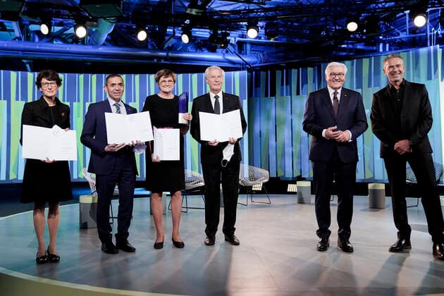 Verleihung des Deutschen Zukunftspreis 2021, Preis des Bundespraesidenten fuer Technik und Innovation Aktuell, 17.11.2021, Berlin, Die Gewinner und Preistraeger des Deutschen Zukunftspreis 2021 Mainzer Unternehmens BioNTech Ugur Sahin; Oezlem Tuereci; Christoph Huber und Katalin Kariko fuer ihre Entwicklung eines mRNA-Impfstoffs gegen das Coronavirus bei der Verleihung durch den Bundespraesidenten Frank-Walter Steinmeiner und dem Moderator Dirk Steffens in Berlin Berlin Berlin Deutschland