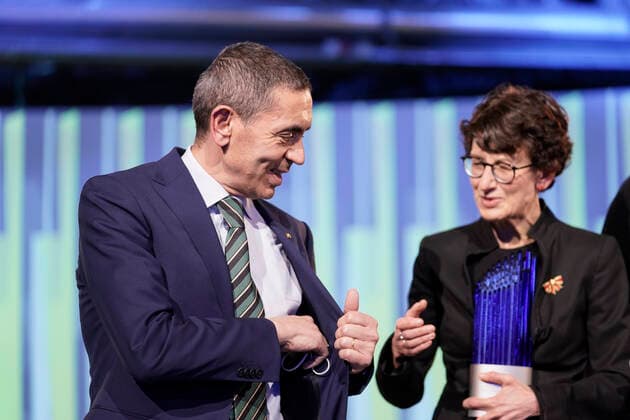 Verleihung des Deutschen Zukunftspreis 2021, Preis des Bundespraesidenten fuer Technik und Innovation Aktuell, 17.11.2021, Berlin, Ugur Sahin und Oezlem Tuereci die Gewinner des Deutschen Zukunftspreis 2021 bei der Verleihung durch den Bundespraesidenten Berlin Berlin Deutschland