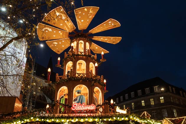 Eine überdimensionierte Weihnachtspyramide mit rotierendem Flügelrad in der Nähe vom Bonner Münster - Weihnachtsmarkt auf dem Münsterplatz in Bonn an seinem Eröffnungstag, 17.11.2021 Bonn Innenstadt NRW Deutschland