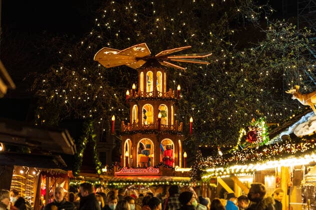 Eine überdimensionierte Weihnachtspyramide mit rotierendem Flügelrad in der Nähe vom Bonner Münster - Weihnachtsmarkt auf dem Münsterplatz in Bonn an seinem Eröffnungstag, 17.11.2021 Bonn Innenstadt NRW Deutschland