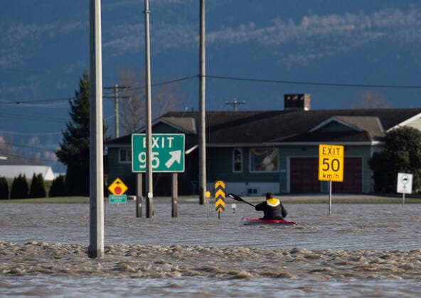 Bilder des Jahres 2021, News 11 November News Themen der Woche KW46 November 17, 2021, Abbotsford, British Columbia, Canada: A kayaker makes his way down, Hwy 1, the Trans Canada Highway, running through the city of Abbotsford, British Columbia, Canada Nov. 17. The backbone of the nationÃ¢â‚¬â ¢s transportation network was submerged by catastrophic flooding affecting many parts of the province and Washington state. Abbotsford Canada - ZUMAb217 20211117_zip_b217_004 Copyright: xQuinnxBenderx