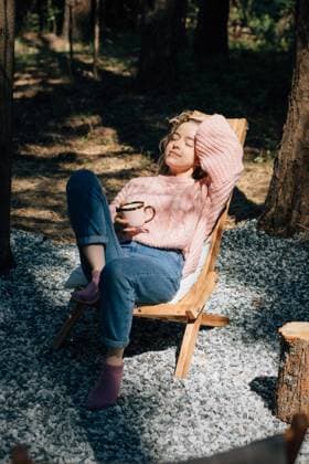 IMAGO Creative, Jahreszeit Herbst auf dem Land IMAGO Creative, Jahreszeit Herbst, Ferien IMAGO CREATIVE: Jahreszeit Herbst, Herbstanfang IMAGO CREATIVE: Jahreszeit Herbst, Herbstanfang Creative Highlights Symbolbilder Woman with cup of coffee relaxing in forest. Perm, Perm Krai, Russia CR_KSLI211117-864689-01 ,model released, Symbolfoto ,property released