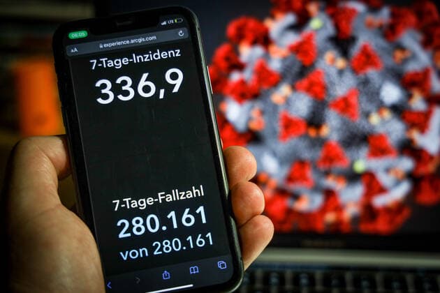 Coronavirus in Deutschland - Covid-19-Dashboard des Robert Koch-Institut 18.11.2021: Robert Koch-Institut: 7-Tage-Inzidenz 336,9. 7-Tage-Fallzahl 280.161. COVID-19-Fälle 5.195.321. Zugang um 65.371 gegenüber dem Vortag. COVID-19-Todesfälle 98.538. Zugang um 264 gegenüber dem Vortag.