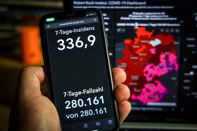 News Bilder des Tages Coronavirus in Deutschland - Covid-19-Dashboard des Robert Koch-Institut 18.11.2021: Robert Koch-Institut: 7-Tage-Inzidenz 336,9. 7-Tage-Fallzahl 280.161. COVID-19-Fälle 5.195.321. Zugang um 65.371 gegenüber dem Vortag. COVID-19-Todesfälle 98.538. Zugang um 264 gegenüber dem Vortag.