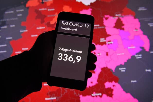 Coronavirus in Deutschland - Covid-19-Dashboard des Robert Koch-Institut 18.11.2021, Robert Koch-Institut: 7-Tage-Inzidenz 336,9. 7-Tage-Fallzahl 280.161. COVID-19-Fälle 5.195.321. Zugang um 65.371 gegenüber dem Vortag. COVID-19-Todesfälle 98.538. Zugang um 264 gegenüber dem Vortag.