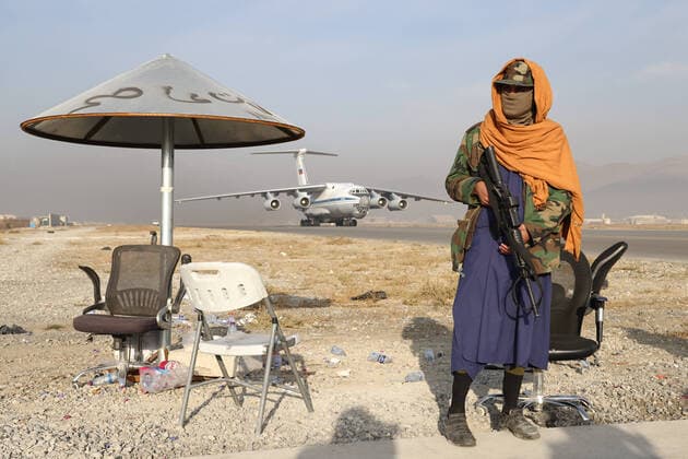 Bilder des Jahres 2021, News 11 November News Themen der Woche KW46 News Bilder des Tages KABUL, AFGHANISTAN â€“ NOVEMBER 18, 2021: A member of the Taliban movement (banned in Russia) seen at Kabul airport where an Ilyushin Il-76 airlifter of the Russian Aerospace Forces has delivered humanitarian aid. After the USA withdrew its troops from Afghanistan, the Taliban movement (banned in Russia) gained full control over Afghanistan on September 6; on September 7, they announced an interim government. Valery Sharifulin TASS  TS118499