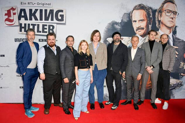 Bilder des Jahres 2021, Entertainment 11 November Entertainment Themen der Woche KW46 Wolfgang Groos, Tristan Seith, Moritz Bleibtreu, Sinje Irslinger, Lars Eidinger, Tobi Baumann, Richard Sammel, Lukas T. Sperber und Gast bei der Premiere der RTL+-Serie Faking Hitler im Delphi Filmpalast. Berlin, 17.11.2021 *** Wolfgang Groos, Tristan Seith, Moritz Bleibtreu, Sinje Irslinger, Lars Eidinger, Tobi Baumann, Richard Sammel, Lukas T Sperber and guest at the premiere of the RTL series Faking Hitler at the Delphi Filmpalast Berlin, 17 11 2021 Foto:xF.xKernx xFuturexImage