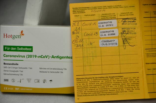 Dachau, 17.11.21 Stiko empfiehlt generelle Corona-Auffrischungsimpfung ab 18 Jahren 3. Impfung – Boosterung, digitaler Impfpass, Impfpflicht, Impfstoff Covid 19, Comirnaty ein Impfstoff gegen das Corona-Virus SARS-CoV-2, Biontech, Delta Variante mit mNRA-Impfstoff behandeln. Booster-Impfung, Corona-Impfung zur Bekämpfung der COVID-19-Pandemie, Corona-Infektionszahlen steigen, Senioren, alte Menschen, Seniorinnen, Pflegeheime, über 30 - 40- 50-60 Coronavirus SARS-CoV-2, Pandemie, Vorsichtsmaßnahmen, Schutzmaßnahmen, FFP-2 Maske, Impfzentrum, sinkender Antikörperspiegel, Infektionsgeschehen, EU-Zertifikat, Corona-Regeln von SPD, Grünen und FDP Corona-Neuregelungen mit 3G-Vorgaben, 2G, Antigen Test, Schnelltest, Selbsttest *** Dachau, 17