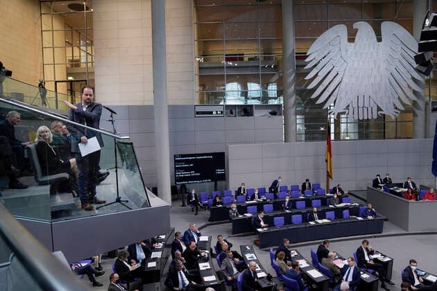 3. Bundestagssitzung und Debatte in Berlin Aktuell,18.11.2021 Berlin, Martin Sichert von der Partei AfD bei seiner Rede zum Tagesordnungspunkt Infektionsschutzgesetz, Impfpassfaelschung von der Tribuene aus, da er dem Bundestag keine Angabe ueber seinen Impfstatus machen moechte und daher keinen Zutritt zum Plenum erhaelt bei der 3. Sitzung des Deutschen Bundestag in Berlin Berlin Berlin Deutschland *** 3 Bundestag session and debate in Berlin Aktuell,18 11 2021 Berlin, Martin Sichert of the party AfD during his speech on the agenda item Infektionsschutzgesetz, Impfpassfaelschung from the tribune, because he does not want to give the Bundestag information about his vaccination status and therefore does not get access to the plenary during