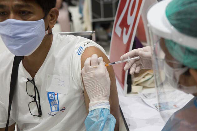 Thailand: Nonthaburi booster Pfizer dose 3rd Doctors are vaccinating people who come in for a third dose of Pfizer booster vaccine. Nonthaburi Nonthaburi Thailand Copyright: AtiwatxSilpamethanont