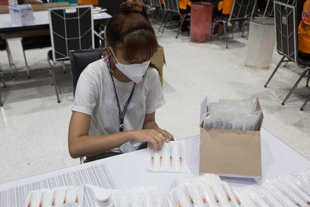 Thailand: Nonthaburi booster Pfizer dose 3rd Medical staff are preparing syringes for pharmacists to pack for the Pfizer vaccine. Nonthaburi Nonthaburi Thailand Copyright: AtiwatxSilpamethanont