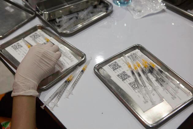 Thailand: Nonthaburi booster Pfizer dose 3rd Pharmacists are preparing syringes containing the Pfizer vaccine for doctors to be injected with vaccine candidates. Nonthaburi Nonthaburi Thailand Copyright: AtiwatxSilpamethanont
