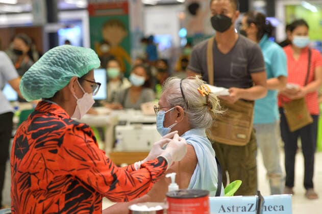 (211118) -- BANGKOK, Nov. 18, 2021 -- A woman receives a dose of COVID-19 vaccine in Bangkok, Thailand, on Nov. 18, 2021. ) THAILAND-BANGKOK-COVID-19-VACCINATION RachenxSageamsak 
