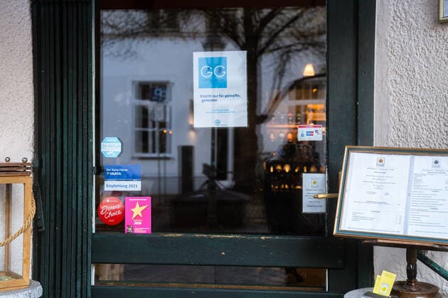 2G Corona Regeln bei Münchner Restaurants im Winter 2021 2G Corona Regeln Schild an einer Tür eines Restaurants. 18. November 2021 in München erreichen die Inzidenenzen neue Höchstwerte und in Restaurants und Bars ist seit dem 16. November die 2g Regel drinnen und draußen Pflicht. * 2G Corona rules sign on a door of a restaurant. November 18, 2021 in Munich, incidences reach new highs and in restaurants and bars the 2g rule is mandatory indoors and outdoors since November 16. München Bayern Deutschland Copyright: xMaxxLudwigx-xmufkinnphotosxxaal.x