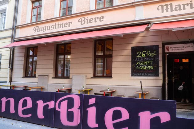 2G Corona Regeln bei Münchner Restaurants im Winter 2021 2G Corona Regeln Schild vor einem Restaurant. 18. November 2021 in München erreichen die Inzidenenzen neue Höchstwerte und in Restaurants und Bars ist seit dem 16. November die 2g Regel drinnen und draußen Pflicht. * 2G Corona rules sign in front of a restaurant. November 18, 2021 in Munich, incidences reach new highs and in restaurants and bars the 2g rule is mandatory indoors and outdoors since November 16. München Bayern Deutschland Copyright: xMaxxLudwigx-xmufkinnphotosxxaal.x