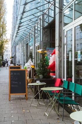2G Corona Regeln bei Münchner Restaurants im Winter 2021 2G Corona Regeln Schild vor einem Restaurant. 18. November 2021 in München erreichen die Inzidenenzen neue Höchstwerte und in Restaurants und Bars ist seit dem 16. November die 2g Regel drinnen und draußen Pflicht. * 2G Corona rules sign in front of a restaurant. November 18, 2021 in Munich, incidences reach new highs and in restaurants and bars the 2g rule is mandatory indoors and outdoors since November 16. München Bayern Deutschland Copyright: xMaxxLudwigx-xmufkinnphotosxxaal.x