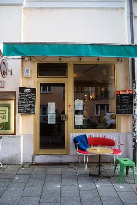 2G Corona Regeln bei Münchner Restaurants im Winter 2021 2G Corona Regeln Schild vor einem Restaurant. 18. November 2021 in München erreichen die Inzidenenzen neue Höchstwerte und in Restaurants und Bars ist seit dem 16. November die 2g Regel drinnen und draußen Pflicht. * 2G Corona rules sign in front of a restaurant. November 18, 2021 in Munich, incidences reach new highs and in restaurants and bars the 2g rule is mandatory indoors and outdoors since November 16. München Bayern Deutschland Copyright: xMaxxLudwigx-xmufkinnphotosxxaal.x