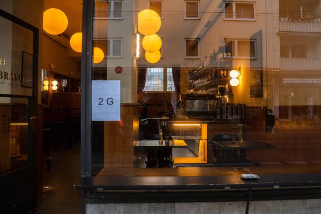 2G Corona Regeln bei Münchner Restaurants im Winter 2021 2G Corona Regeln Schild vor einer Bar. 18. November 2021 in München erreichen die Inzidenenzen neue Höchstwerte und in Restaurants und Bars ist seit dem 16. November die 2g Regel drinnen und draußen Pflicht. * 2G Corona rules sign in front of a bar. November 18, 2021 in Munich, incidences reach new highs and in restaurants and bars the 2g rule is mandatory indoors and outdoors since November 16. München Bayern Deutschland Copyright: xMaxxLudwigx-xmufkinnphotosxxaal.x