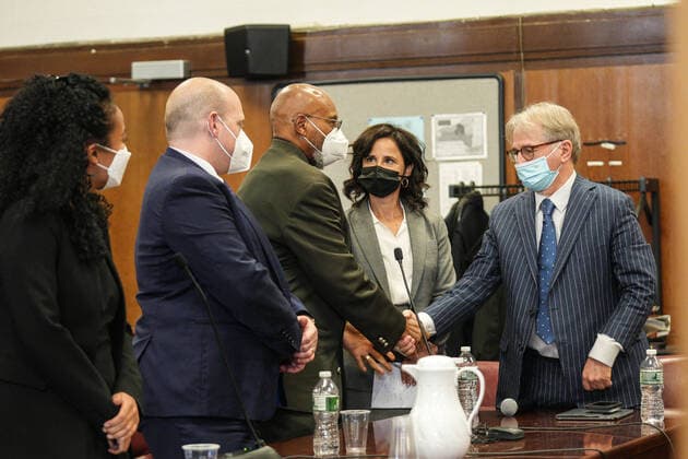 Bilder des Jahres 2021, News 11 November News Themen der Woche KW46 News Bilder des Tages Muhammad A. Aziz, exonerated on charges he killed Malcolm X in 1966, s seen in the courtroom shaking hands with attorney Barry Schecks at Manhattan State Supreme court, on Thursday November 18, 2021 in New York. It took 56 years for the DA s Office to clear the name of Mr Aziz and Khalil Islam. Pool  NYP20211118507 LOUISxLANZANO