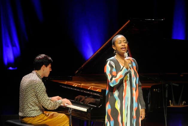 Die amerikanische Jazz-Sängerin Cecile McLorin Salvant mit ihrem Pianisten Glenn Zaleski in der Philharmonie Essen 2021. The American jazz singer Cecile McLorin Salvant with her pianist Glenn Zaleski at the Philharmonie Essen 2021. Essen NRW DEU;DE;GERMANY;DEUTSCHLAND;ALLEMAGNE