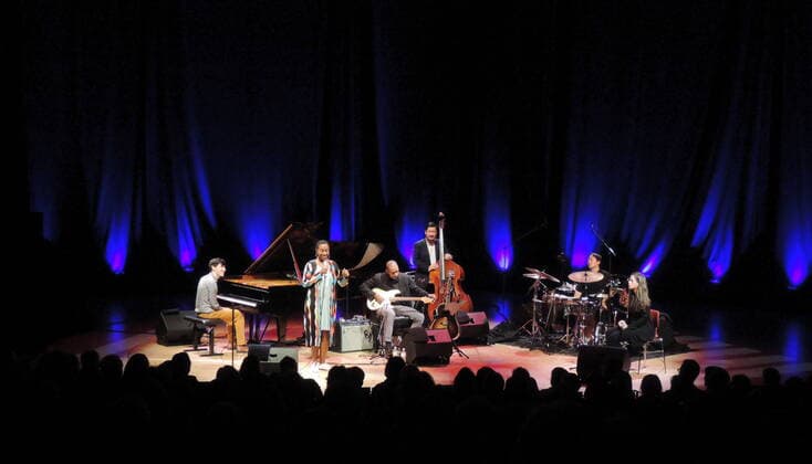 Die amerikanische Jazz-Sängerin Cecile McLorin Salvant mit (v.l.n.r.) Glenn Zaleski (p.), Marvin Sewell (g.), Yasushi Nakamura (b.), Keito Ogawa (perc.) und Alexa Tarantino (fl.) in der Philharmonie Essen 2021. The American jazz singer Cecile McLorin Salvant with (l. to .r.) Glenn Zaleski (p.), Marvin Sewell (g.), Yasushi Nakamura (b.), Keito Ogawa (perc.) and Alexa Tarantino (fl.) at the Philharmonie Essen 2021. Essen NRW DEU;DE;GERMANY;DEUTSCHLAND;ALLEMAGNE