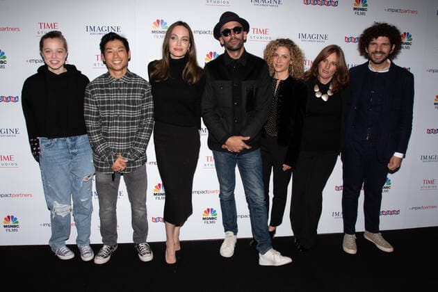 Bilder des Jahres 2021, Entertainment 11 November Entertainment Themen der Woche KW46 Entertainment Bilder des Tages 18 November 2021 - Los Angeles, California - Shiloh Jolie-Pitt, Pax Jolie-Pitt, Angelina Jolie. JR, Sara Bernstein, Amanda Spain, Marc Azoulay. The Los Angeles Premiere of Paper and Glue: A JR Project . Photo Credit: Billy Bennight AdMedia 274700 2021-11-18 California Los Angeles  Copyright: xAdMediax STAR_274700_009