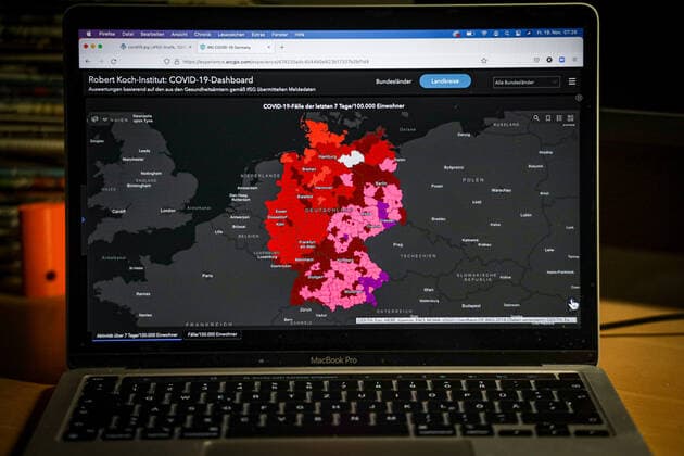 Coronavirus in Deutschland - Covid-19-Dashboard des Robert Koch-Institut 19.11.2021: Robert Koch-Institut: 7-Tage-Inzidenz 340,7. 7-Tage-Fallzahl 283.277. COVID-19-Fälle 5.248.291. Zugang um 52.970 gegenüber dem Vortag. COVID-19-Todesfälle 98.739. Zugang um 201 gegenüber dem Vortag.