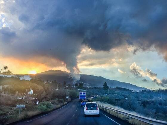 Bilder des Jahres 2021, News 11 November News Themen der Woche KW46 News Bilder des Tages A cloud of gas is expelled by Cumbre Vieja volcano as seen from El Paso, La Palma, Canary Islands, Spain, 19 November 2021. Cumbre Vieja volcano !ACHTUNG: NUR REDAKTIONELLE NUTZUNG!  Copyright: xMiguelxCalerox GRAFCAN6803 20211119-44b9debfca6e29d36d5abc10191f4d1ca9bedeac