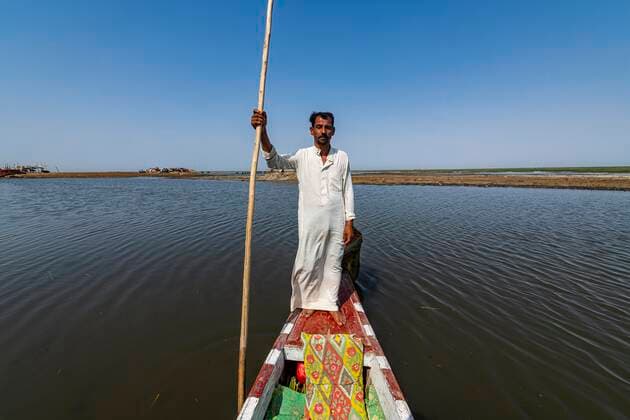 Sumpfaraber auf seinem Boot, Mesopotamische Sümpfe, Ahwar im Südirak, Unesco-Stätte, Irak, Asien *** Marsh Arabian on his boat, Mesopotamian marshes, Ahwar in southern Iraq, Unesco site, Iraq, Asia Copyright: imageBROKER/MichaelxRunkel iblrun07166722.jpg 
