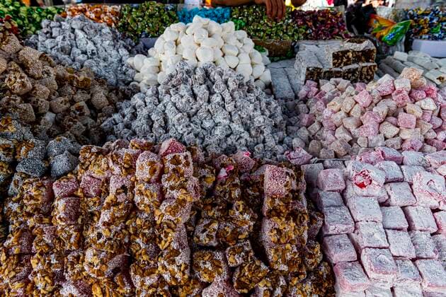 Lokale Süßigkeiten unterhalb der Zitadelle von Kirkuk, Kirkuk, Irak, Asien *** Local sweets below the citadel of Kirkuk, Kirkuk, Iraq, Asia Copyright: imageBROKER/MichaelxRunkel ibxrun07166856.jpg 