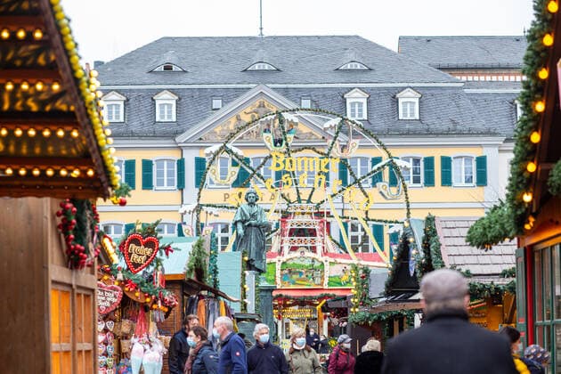 Bonner Innenstadt am 19.11.2021 Menschen laufen am 19.11.2021 über den Bonner Weihnachtsmarkt. Bonn Innenstadt Nordrhein-Westfalen Deutschland